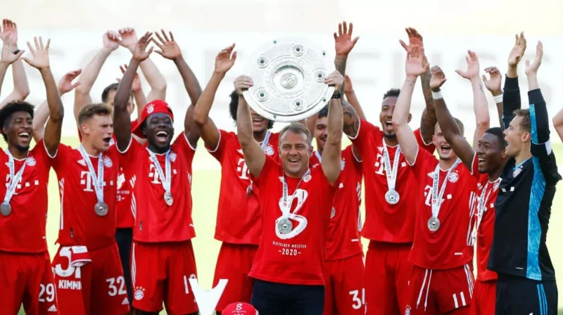 Trải qua 34 vòng đấu, đội vô địch Bundesliga sẽ nhận chiếc đĩa bạc 